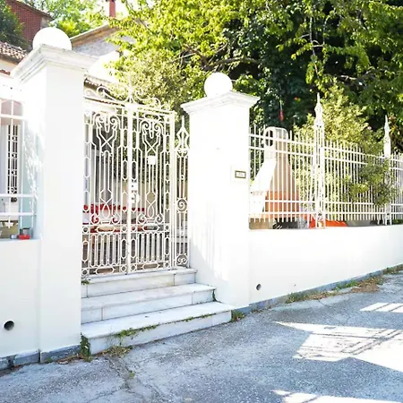 Maison De La Poupee