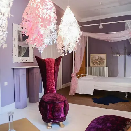 Maison De La Poupee